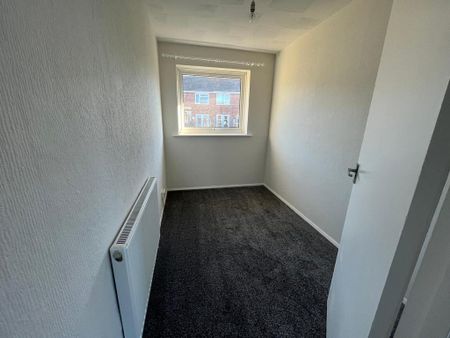 3 bedroom end of terrace house to rent - Photo 4