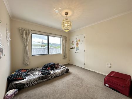 3-Bedroom Home in Lower Hutt! - Photo 2