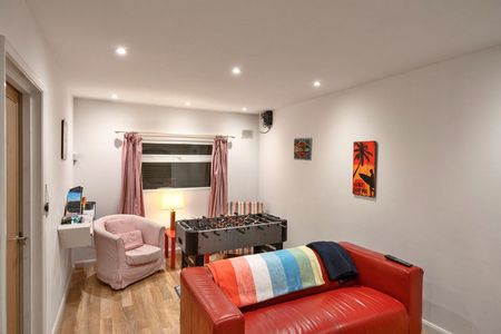 Hawkers Court - Photo 3