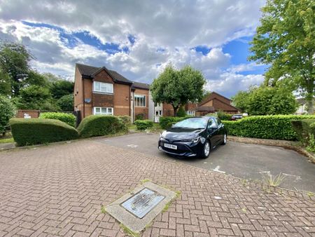 Abbotswood Way, Hayes, Middlesex, UB3 3PF - Photo 2