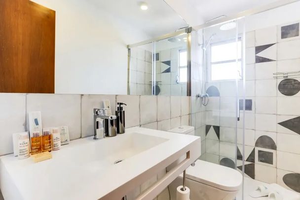 Carrer del Comte Borrell, Barcelona, Catalonia 08015 - Photo 1