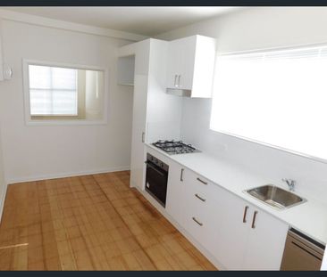 2 Bedroom GROUND LEVEL Apartment with large COURTYARD - Photo 4