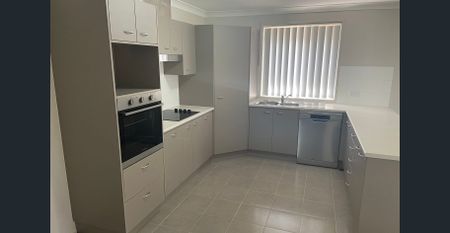 Large Family Home - 6 month lease only - Photo 2