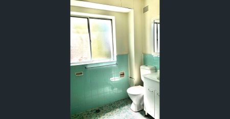 STUDIO APARTMENT - MINUTES WALK TO SHOPS AND TRAIN STATION - Photo 5