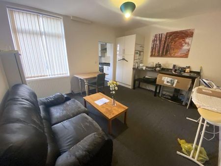 1 bedroom in a house share to rent - Photo 2