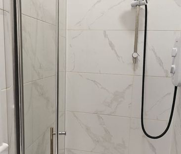 1 Bed Flat, Penderry Rise, SE6 - Photo 2