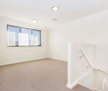 SPACIOUS FAMILY HOME NESTLED IN TRANQUIL NEIGHBOURHOOD - Photo 3