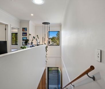 Elegant Oakland Street Townhouse: Stylish Living with Private Outdo... - Photo 2