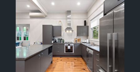 Gorgeous Queenslander in Quiet Street! - Photo 2