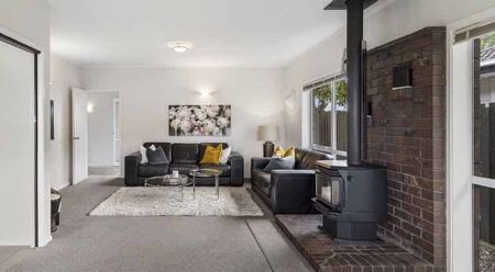 HOWICK - Lovely 3bdrm with garage. Warm and Sunny - Photo 5