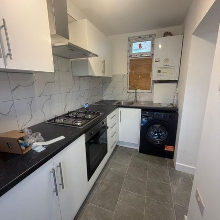 3 bedroom flat to rent - Photo 4