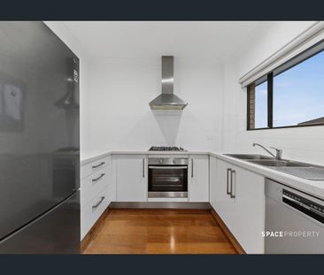 Renovated, Bright And Airy Apartment In The Heart of New Farm - Photo 6