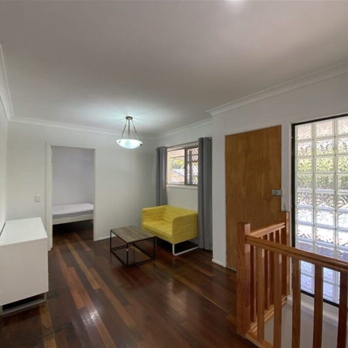 Luxurious Living in the Heart of Sunnybank: Beautiful House for Rent! - Photo 1