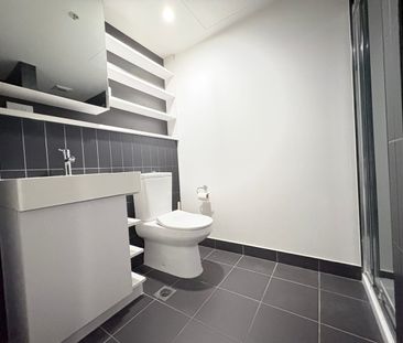 Modern Apartment in Prime Footscray Location - Photo 3