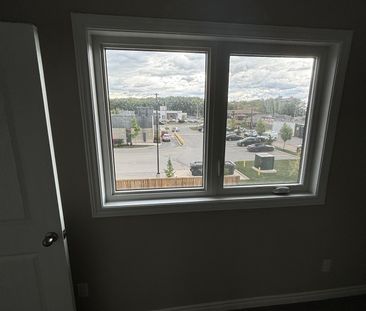 For Lease - 258 Wellandvale Drive, Welland, Ontario - Photo 2