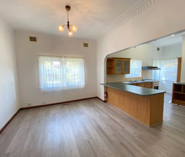 Character Home - Three Bedrooms, Study, Shed & Additional Parking - Photo 2