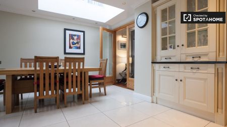 Attic room to rent in 5-bedroom house in Rathgar, Dublin - Photo 3