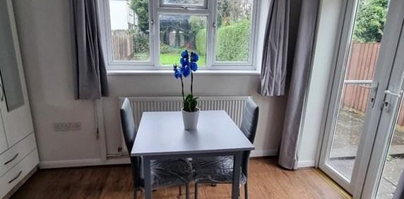 1 bedroom in a house share to rent - Photo 2