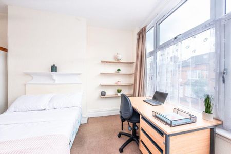 6 bedroom terraced house to rent - Photo 4