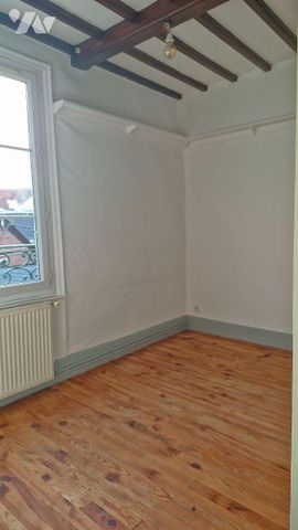 Duplex 1er et 2ème étage en plein centre de Forges Les Eaux comprenant: au 1er étage Beau séjou... - Photo 2