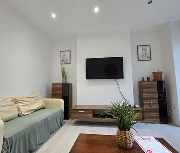 Room in a Shared House, Headingley Avenue, LS6 - Photo 1