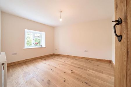 2 bedroom character property to rent - Photo 3