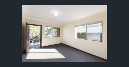 Renovated home moments to Newtown - Photo 2