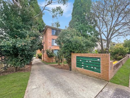 Conveniently Located Modern Apartment - Photo 4