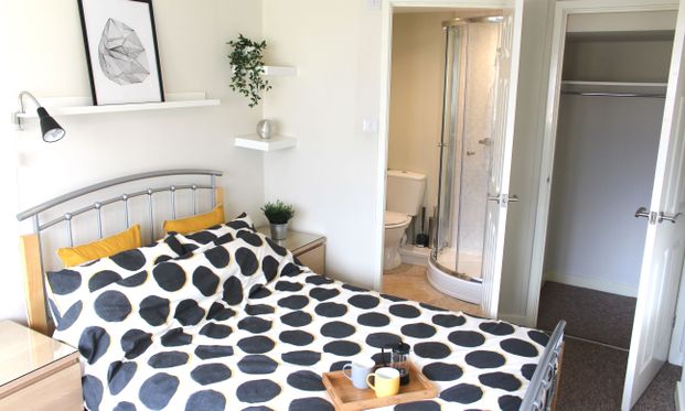 A Lovely 6 Bed, 5 Bathroom House Share - Photo 1
