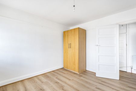 Burntwood Lane, Earlsfield, London, SW17 - Photo 2