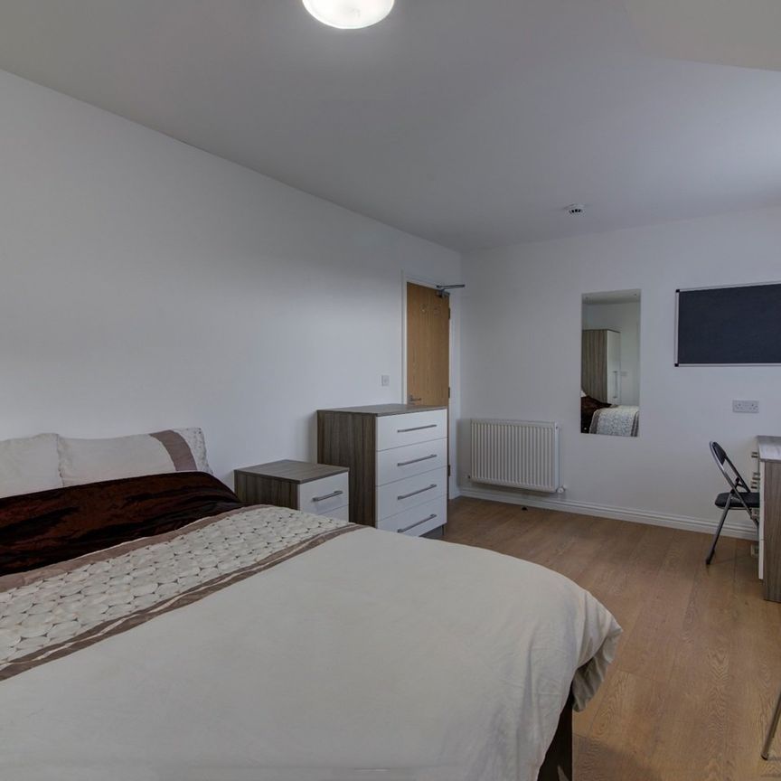 7 Bed Flat, Stonemasons Close, L7 - Photo 1