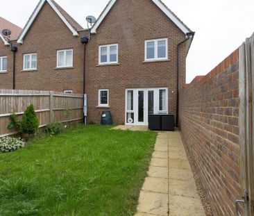 3 bedroom end of terrace house to rent - Photo 1