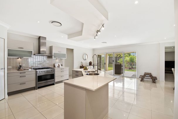 Sophisticated Ex-Display Home offers Spacious, Stylish Living in Highly Convenient Location! - Photo 1