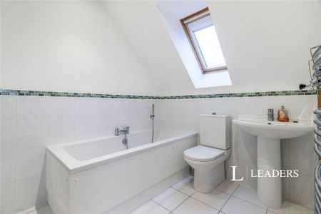 5 bedroom semi-detached house to rent - Photo 2