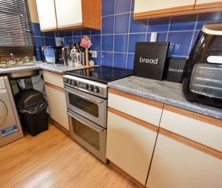 3 bedroom House in Thornville Grove, Leeds - Photo 1