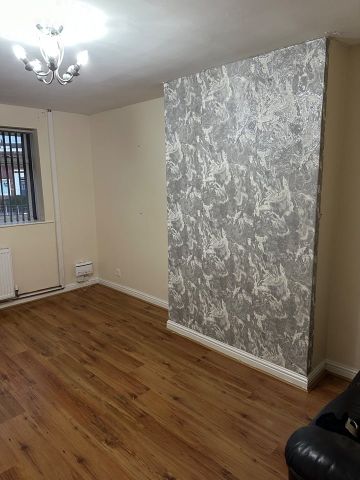 2 Bed Flat, Lupton Avenue, LS9 - Photo 2