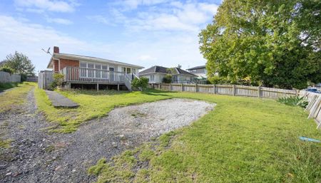 Three-bedroom home in the heart of Te Atatu Pe... - Photo 5