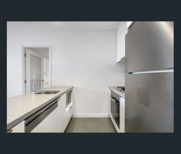 Stylish 2-Bedroom Apartment with Stunning Bay Views in Platinum Tower - Photo 6