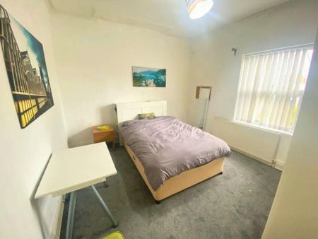 1 bedroom in a flat share to rent - Photo 3