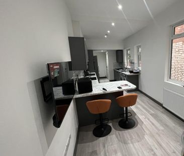 1 bedroom in a house share to rent - Photo 2