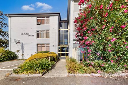 Charming Two-Bedroom Apartment in Prime Essendon Location - Photo 3