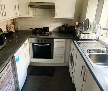 2 Bed Terraced House, Elmore Court, NG7 - Photo 4