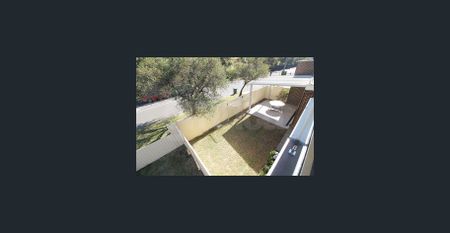 Generous Modern Updated 4 Bedroom Duplex 3 Minutes to Station - Photo 4