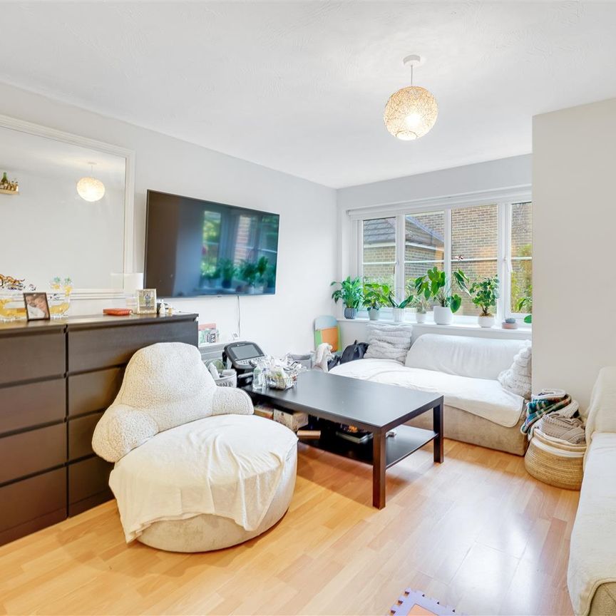 Flat To Let - Photo 1