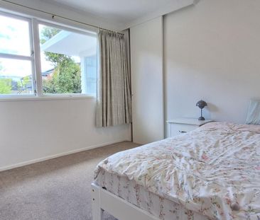 Family-Friendly 3-Bedroom Home, Walk to Schools – Lawn Included - Photo 5