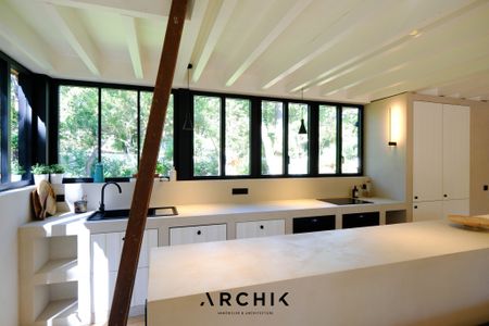 Architecture traditionnelle inspirée par des archétypes régionaux, cette maison de 125 m2 signée BLANC ROUGE ARCHITECTURE entièrement réalisée en bois s'inscrit sur un terrain arboré de 727 m2 avec piscine, dans une rue calme du Pyla et à proximité de la plage. - Photo 3