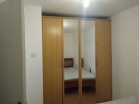 3 Bed Semi-Detached House, Eastpark Close, M13 - Photo 3