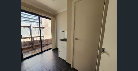 4 Bedrooms Beautiful House with Double Garage for Rent - Photo 4