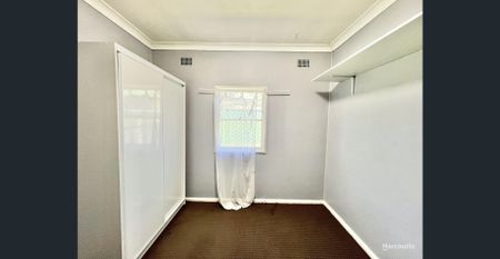 Charming Home! - Photo 3