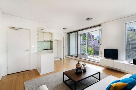 Sunny & Spacious North facing gem – Parking & Balcony - Photo 3